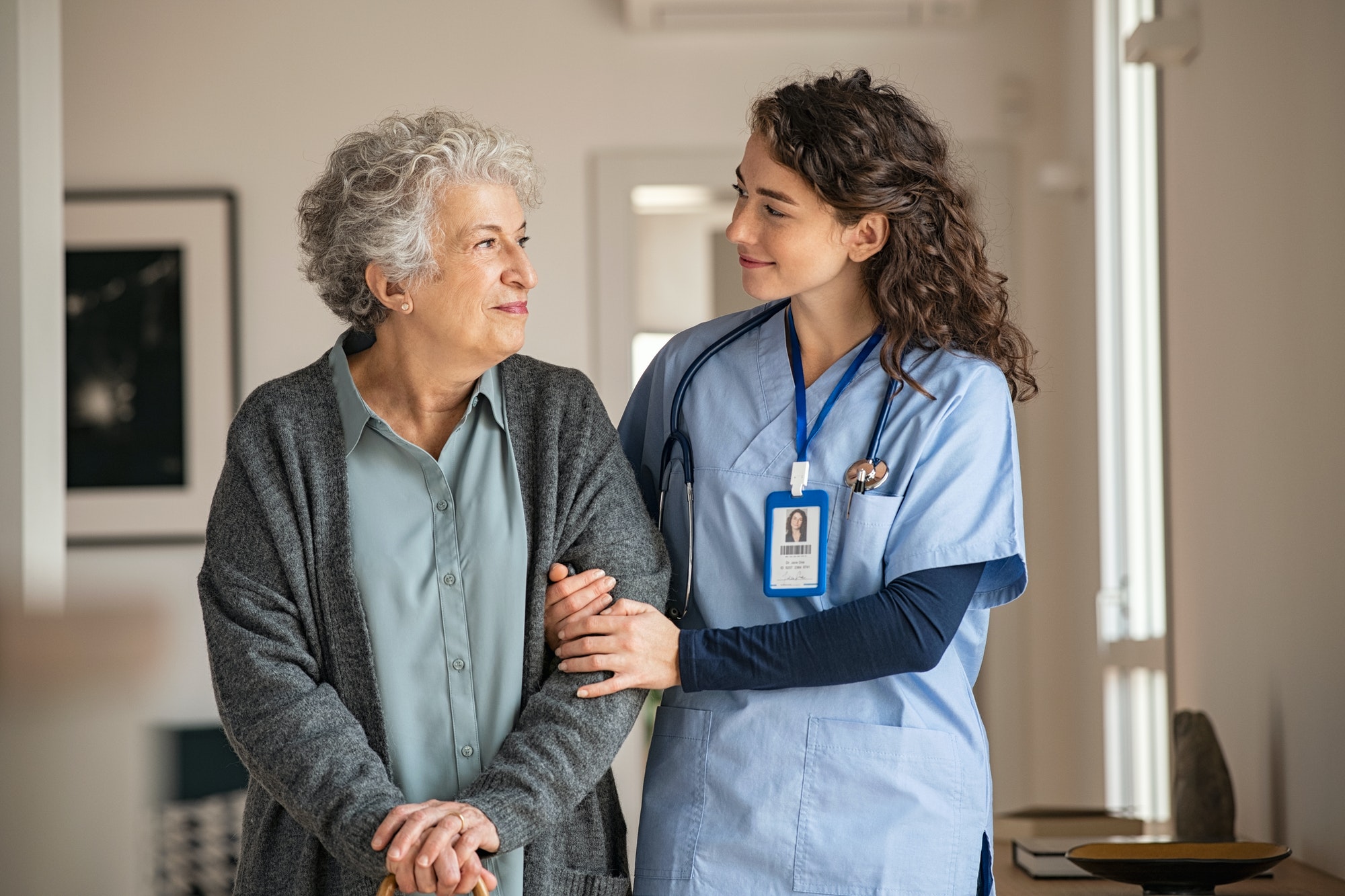 sfaturi seniori zile caniculare hidratare bătrâni căldură îmbrăcăminte adecvată vară seniori alimentație sănătoasă bătrâni caniculă protecție termică vârstnici activități sigure zile calde bătrâni